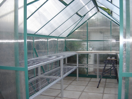 Interior con mesas met&aacute;licas.